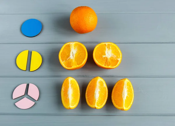 Close Mathematical Fractions Oranges Sample Parts Gray Background Creative Fun — Stock Photo, Image