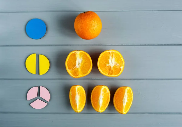 Schließen Sie Mathematische Brüche Und Orangen Als Beispiel Für Teile — Stockfoto