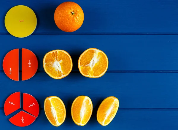 Mathefraktionen Und Bunte Buchstaben Auf Blauem Hintergrund Der Nähe Kreatives — Stockfoto