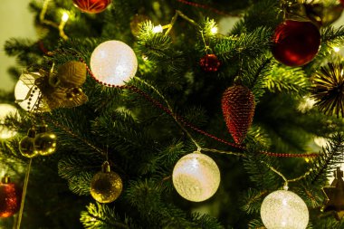 Noel tebrik kartı. Kış tatili Noel odasının içinde çam ağacı ve çelenk ışıkları var. Mutlu Noeller ve mutlu yıllar.!