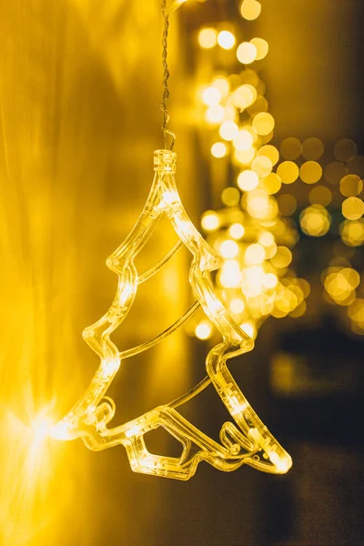 Donna Tiene Elegante Illuminazione Albero Oro Natale Con Bagattelle Oro — Foto Stock