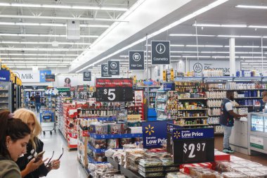 Miami, ABD - 25 Nisan 2019: Walmart 'ta ürünlerle sıralanır. Walmart Inc., çok uluslu bir perakende satış şirketidir. Bir hipermarketler zinciri, indirim mağazaları ve bakkallar zinciri işletir.
