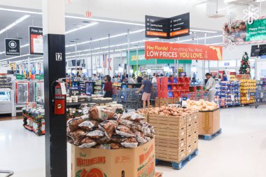 Miami, ABD - 25 Nisan 2019: Walmart 'ta ürünlerle sıralanır. Walmart Inc., çok uluslu bir perakende satış şirketidir. Bir hipermarketler zinciri, indirim mağazaları ve bakkallar zinciri işletir.