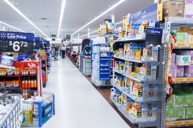 Miami, ABD - 25 Nisan 2019: Walmart 'ta ürünlerle sıralanır. Walmart Inc., çok uluslu bir perakende satış şirketidir. Bir hipermarketler zinciri, indirim mağazaları ve bakkallar zinciri işletir.