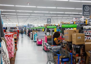Miami, ABD - 25 Nisan 2019: Walmart 'ta ürünlerle sıralanır. Walmart Inc., çok uluslu bir perakende satış şirketidir. Bir hipermarketler zinciri, indirim mağazaları ve bakkallar zinciri işletir.