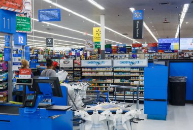 Miami, ABD - 25 Nisan 2019: Walmart 'ta ürünlerle sıralanır. Walmart Inc., çok uluslu bir perakende satış şirketidir. Bir hipermarketler zinciri, indirim mağazaları ve bakkallar zinciri işletir.