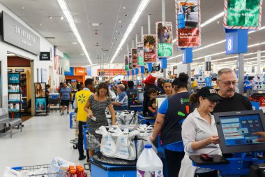 Miami, ABD - 25 Nisan 2019: Walmart 'ta ürünlerle sıralanır. Walmart Inc., çok uluslu bir perakende satış şirketidir. Bir hipermarketler zinciri, indirim mağazaları ve bakkallar zinciri işletir.