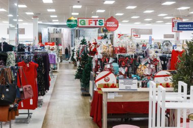 Miami, Florida, ABD - 12.02.2019: Walmart Noel için dekore edildi. Yeni yıl dekorasyonu için tüccarlar. Walmart 'ta ürünlerle dolu sıralar. Walmart A.Ş. bir Amerikalı.