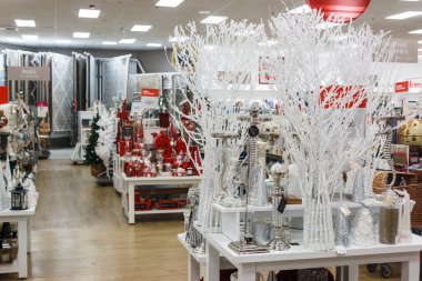 Miami, Florida, ABD - 12.02.2019: Walmart Noel için dekore edildi. Yeni yıl dekorasyonu için tüccarlar. Walmart 'ta ürünlerle dolu sıralar. Walmart A.Ş. bir Amerikalı.