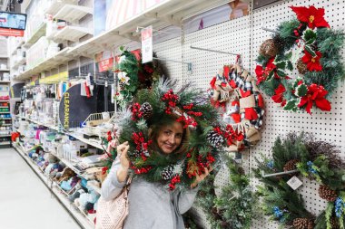 Miami, Florida, ABD - 12.02.2019: Walmart Noel için dekore edildi. Yeni yıl dekorasyonu için tüccarlar. Walmart 'ta ürünlerle dolu sıralar. Walmart A.Ş. bir Amerikalı.