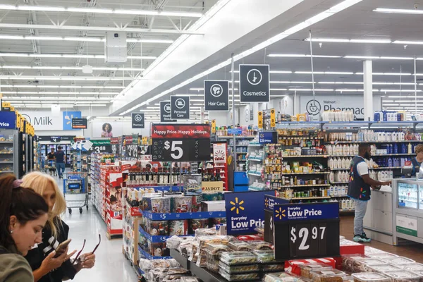 Miami, ABD - 25 Nisan 2019: Walmart 'ta ürünlerle sıralanır. Walmart Inc., çok uluslu bir perakende satış şirketidir. Bir hipermarketler zinciri, indirim mağazaları ve bakkallar zinciri işletir.