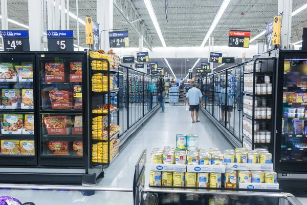 Miami, ABD - 25 Nisan 2019: Walmart 'ta ürünlerle sıralanır. Walmart Inc., çok uluslu bir perakende satış şirketidir. Bir hipermarketler zinciri, indirim mağazaları ve bakkallar zinciri işletir.