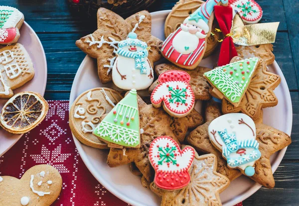 Hemlagad Jul Pepparkakor Tallrik Trä Bakgrund Snöflinga Stjärna Träd Snögubbe — Stockfoto