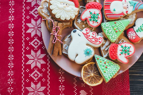 Grå Platta Med Pepparkakor Bordet Semester Fest Matlagning Koncept Närbild — Stockfoto