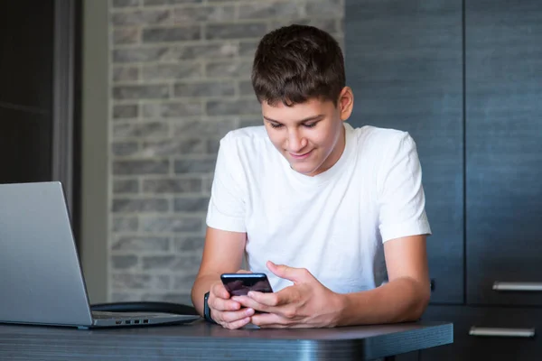 Ragazzo Con Telefono Che Naviga Internet Home Educazione Distanza Autoeducazione Foto Stock