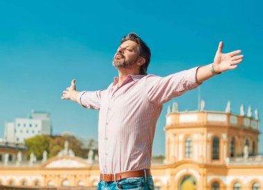 Başarılı adam kaldırdı kollarını, açık havada. Özgürlük kavramı. 