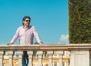 Ayakta ve iyi kavramı açık havada görünüyor başarılı adam