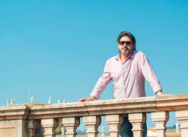 Bel-up yetişkin adam ayakta veya açık havada poz güneş gözlüğü. Hanımefendi, sizin metin için yer
