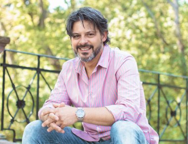 Bir parkta, açık havada oturma doğada mutlu sakallı adam. Gülümseyen iş adamı