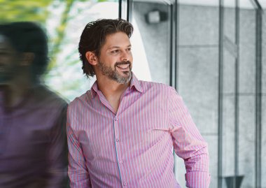 Poz ve tarafına bakarak muhteşem yetişkin bir adam. Profil güzel rahat işadamı, dış