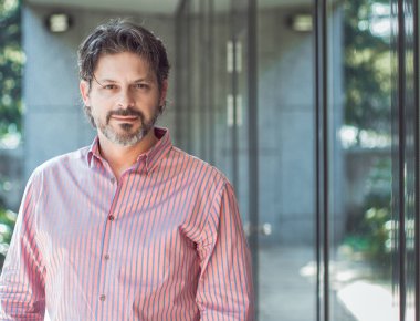 Kameranın dışında görünen yetişkin adam portresi. Tek adam giyiyor rahat gömlek