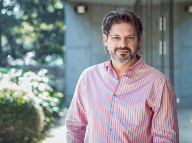 Yakışıklı bir portresi dışında yetişkin adam, sakallı. İşadamı mor gömlek