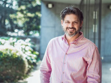 Dışarıda gülümseyen yetişkin yakışıklı adam portresi. Sakallı gülümseme işadamı