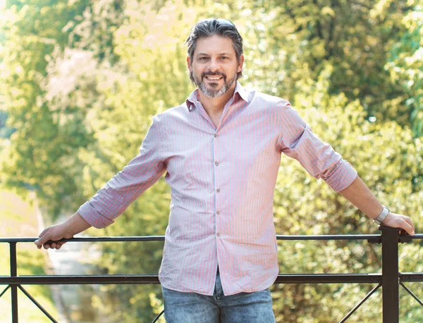 Hombre Guapo Adulto Sonriendo Hombre Negocios Alegre Mirando Cámara Aire — Foto de Stock