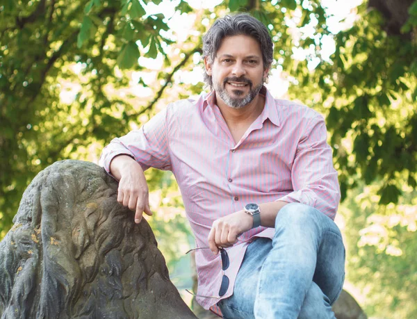 Yetişkin adam zevk. Mutlu gülen işadamı parkta, açık