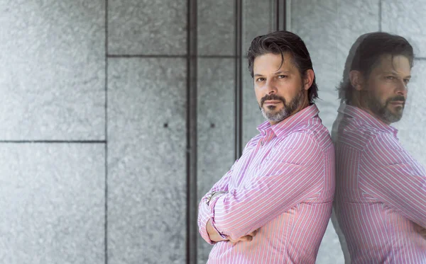 Yetişkin yakışıklı adam lookig. Muhteşem işadamı ile çapraz kolları poz