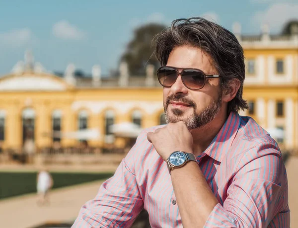 Thinkful yetişkin adam yakışıklı. Muhteşem işadamı, modern concpet trendy insan Close-up