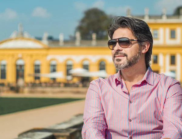 İyi görünümlü profil gözlük ile yetişkin adam sakallı. Muhteşem busiessman, açık havada portresi