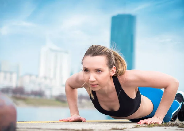 Fitness Mladá Žena Dělá Push Ženská Cvičení — Stock fotografie