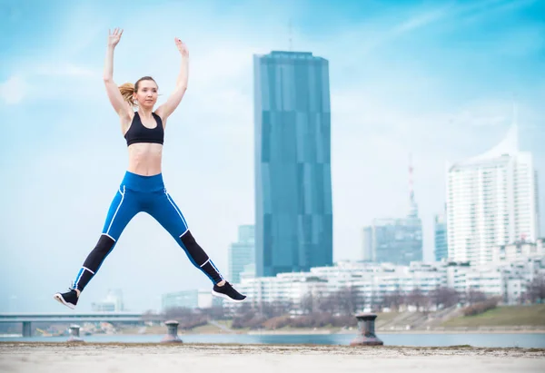 Sportlerin Beim Springen Athletische Frau Beim Turnen — Stockfoto
