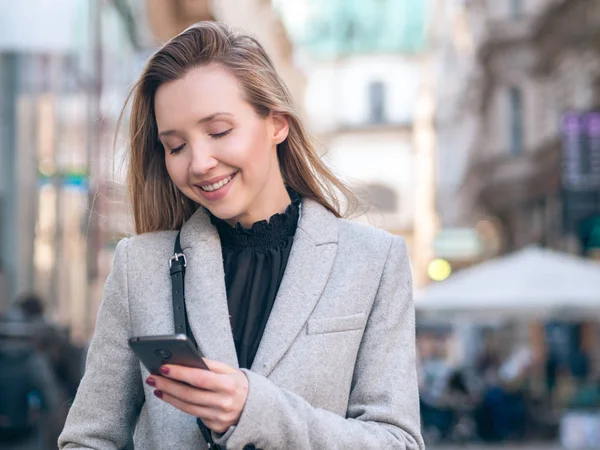 在街上用手机的年轻女商人 关闭女性智能手机 只是被背景 — 图库照片
