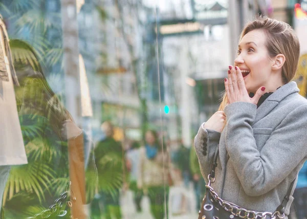 Mujer Sorprendida Mirando Escaparate Escaparate —  Fotos de Stock