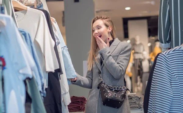 Счастливая Девушка Триумфальном Бутике Выбирает Дешевую Одежду Продажу Низкую Цену — стоковое фото