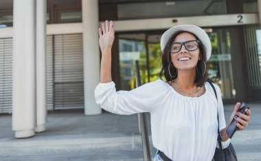 Genç güzel kadın turist - gezgin otel durdurma önünde taksi durdur