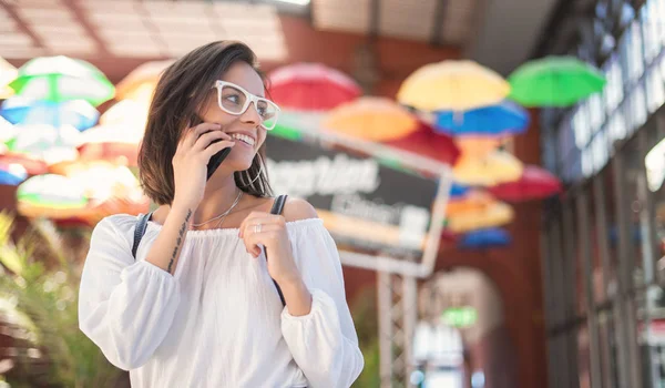 Usmívající Krásná Žena Mluví Telefonu — Stock fotografie