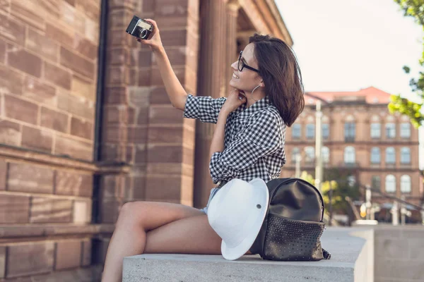 Młoda Dziewczyna Biorąc Selfie Kamera Retro Odkryty Koncepcja Podróży — Zdjęcie stockowe