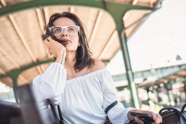 Žena Sedí Čekat Vlak Vlakovém Nádraží Thinkful Mladá Žena — Stock fotografie