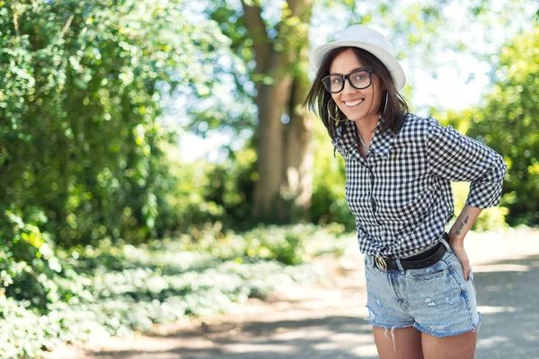 Mutlu Genç Kadın Parkta Doğa Güzel Bir Gülücük Ver — Stok fotoğraf