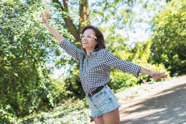 Mujer Naturaleza Con Los Brazos Abiertos Disfrutando Aire Libre Concepto —  Fotos de Stock