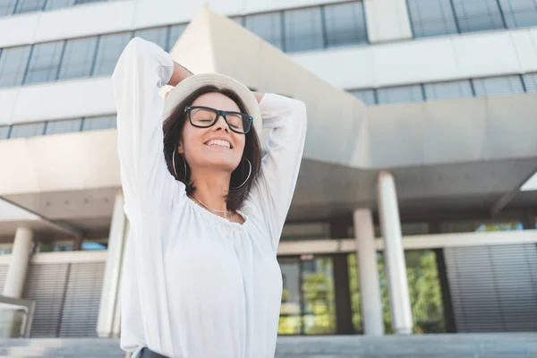 Mujer Joven Despreocupada Disfrutando Con Los Ojos Cerrados Concepto Libertad —  Fotos de Stock