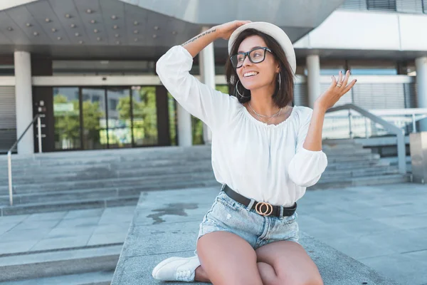 Joven Chica Sonriente Mirando Lado Con Sombrero Gafas Enfoque Selectivo —  Fotos de Stock