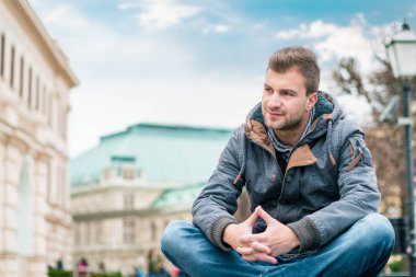 Önünde eski binalar, açık - dışında poz harika genç adam