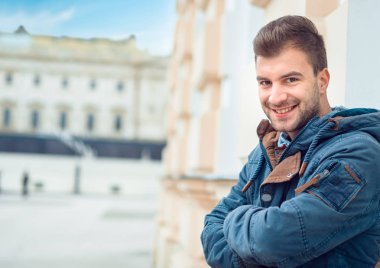 Yakışıklı delikanlı gülümseyen, açık, dışarıda portresi