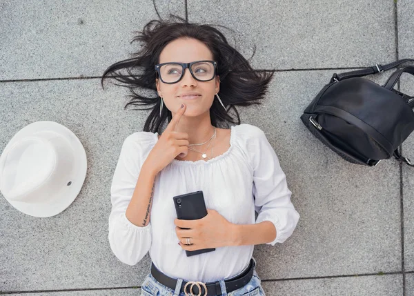 Ragazza Pensierosa Con Cellulare Alzando Sguardo Fuori — Foto Stock