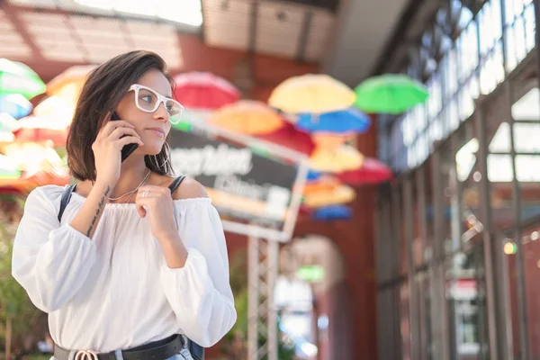 Mujer Joven Teléfono Inteligente Mirando Lado Estilo Vida Moderno —  Fotos de Stock