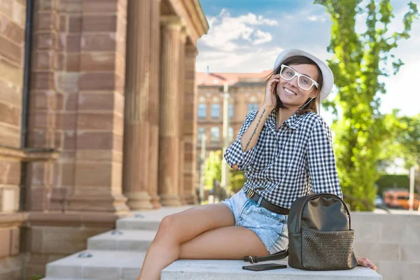 Sonrisa Hipster Mujer Joven Ciudad Chica Moda Aire Libre —  Fotos de Stock